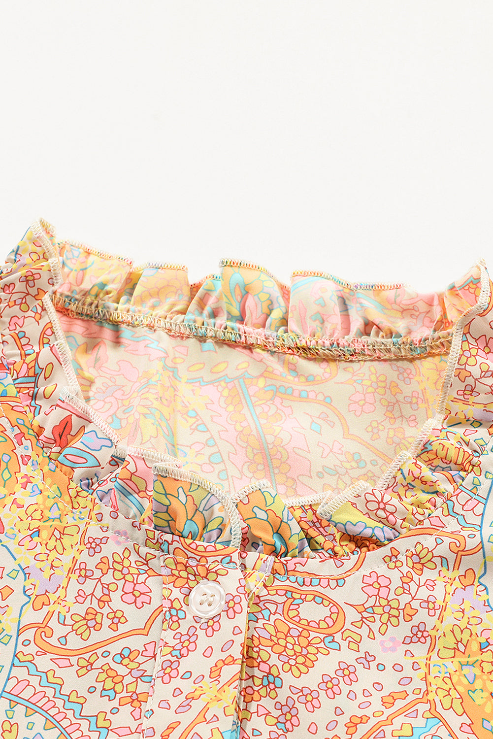 Camisa boho con ribete con volantes y estampado de paisley amarillo