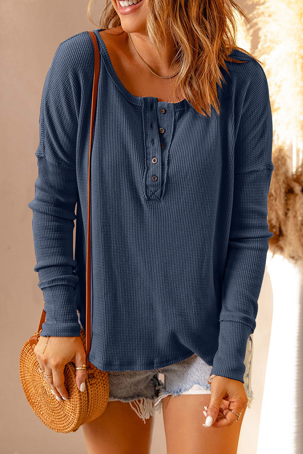 Top de manga larga con cuello henley y punto waffle