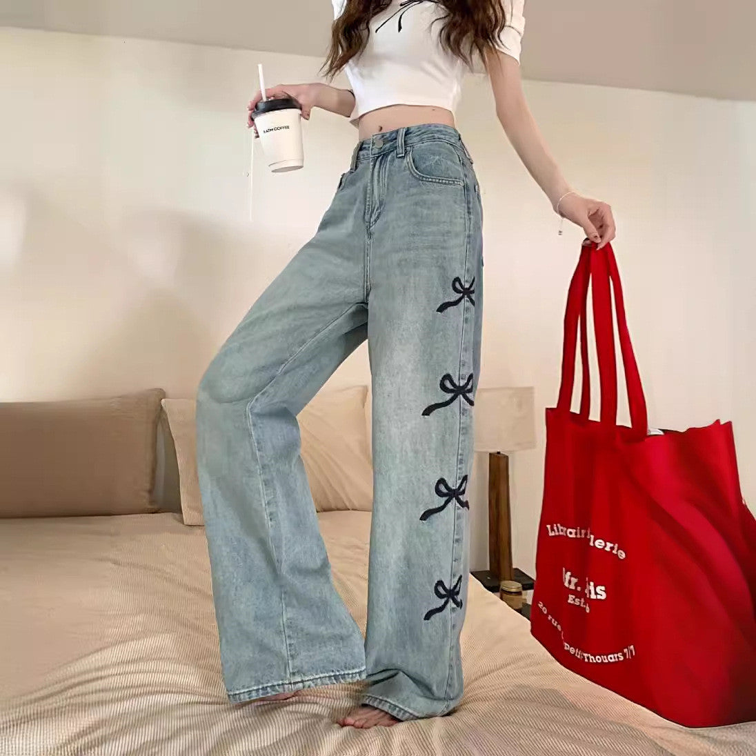 Pantalon large en jean brodé papillon pour femme