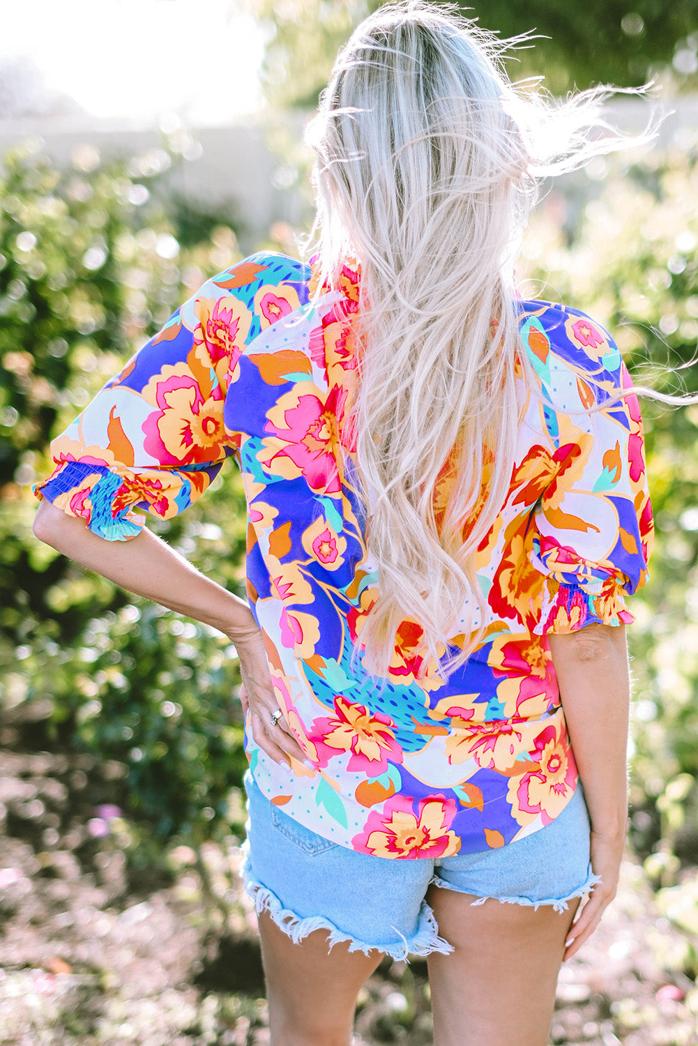 Blusa floral con volantes y manga de burbuja con cuello dividido y estampado floral rosa rojo