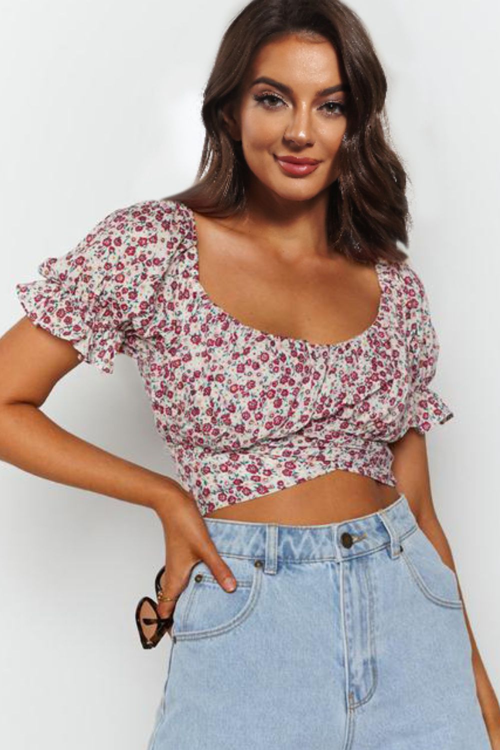 Blusa con lazo en la espalda y hombros descubiertos con ribete de volantes y estampado de flores