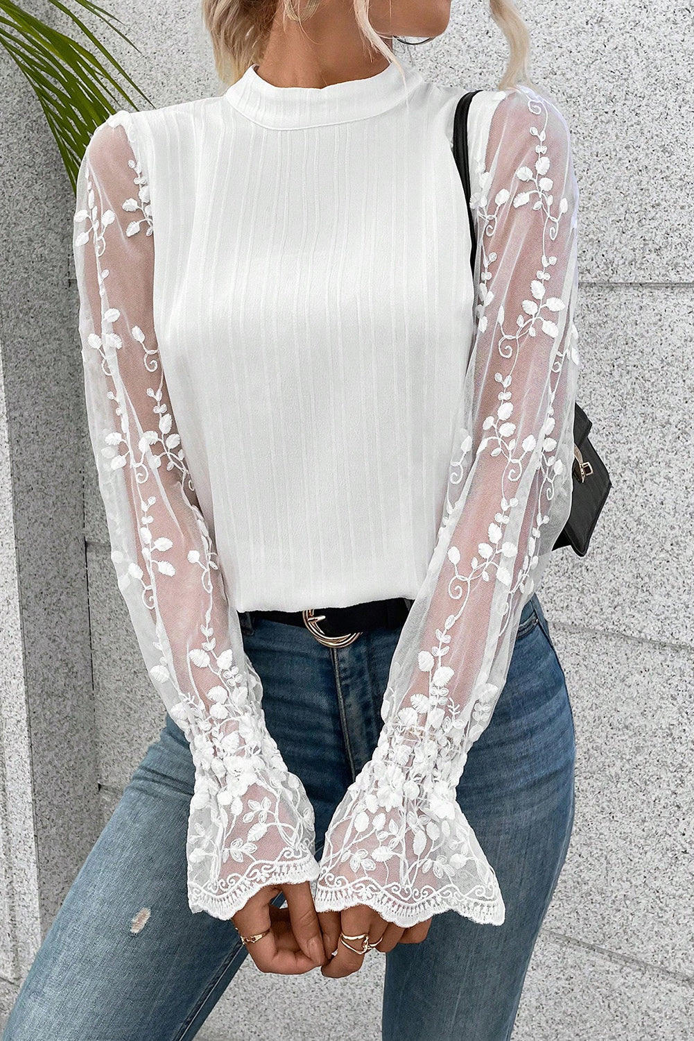 Blusa texturizada con cuello simulado y manga de encaje en contraste blanca