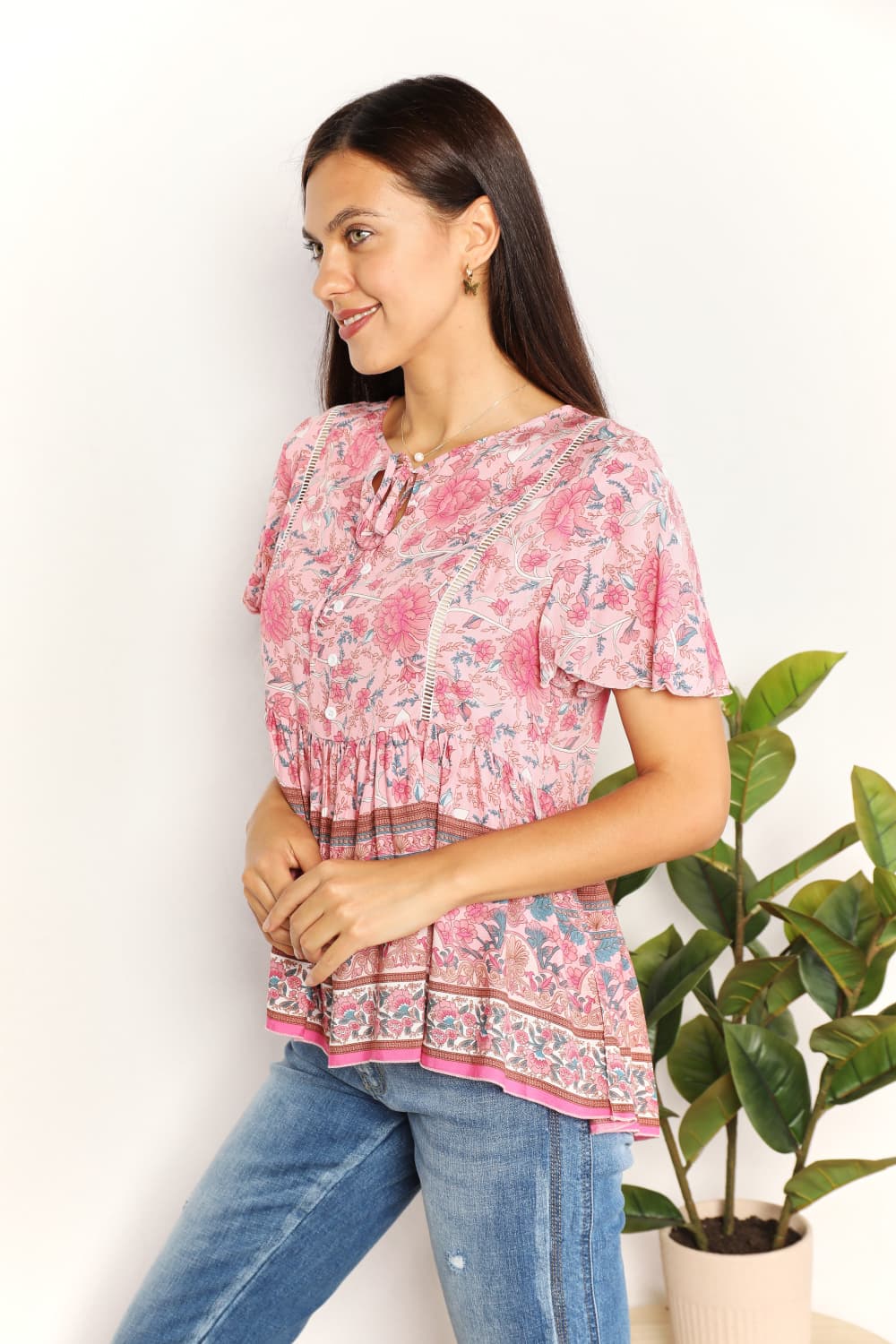 Blusa peplum con cuello anudado y botones decorativos bohemios de Double Take