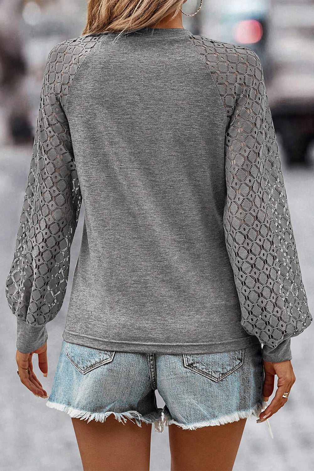 Haut en tricot plissé gris à manches raglan et dentelle contrastée