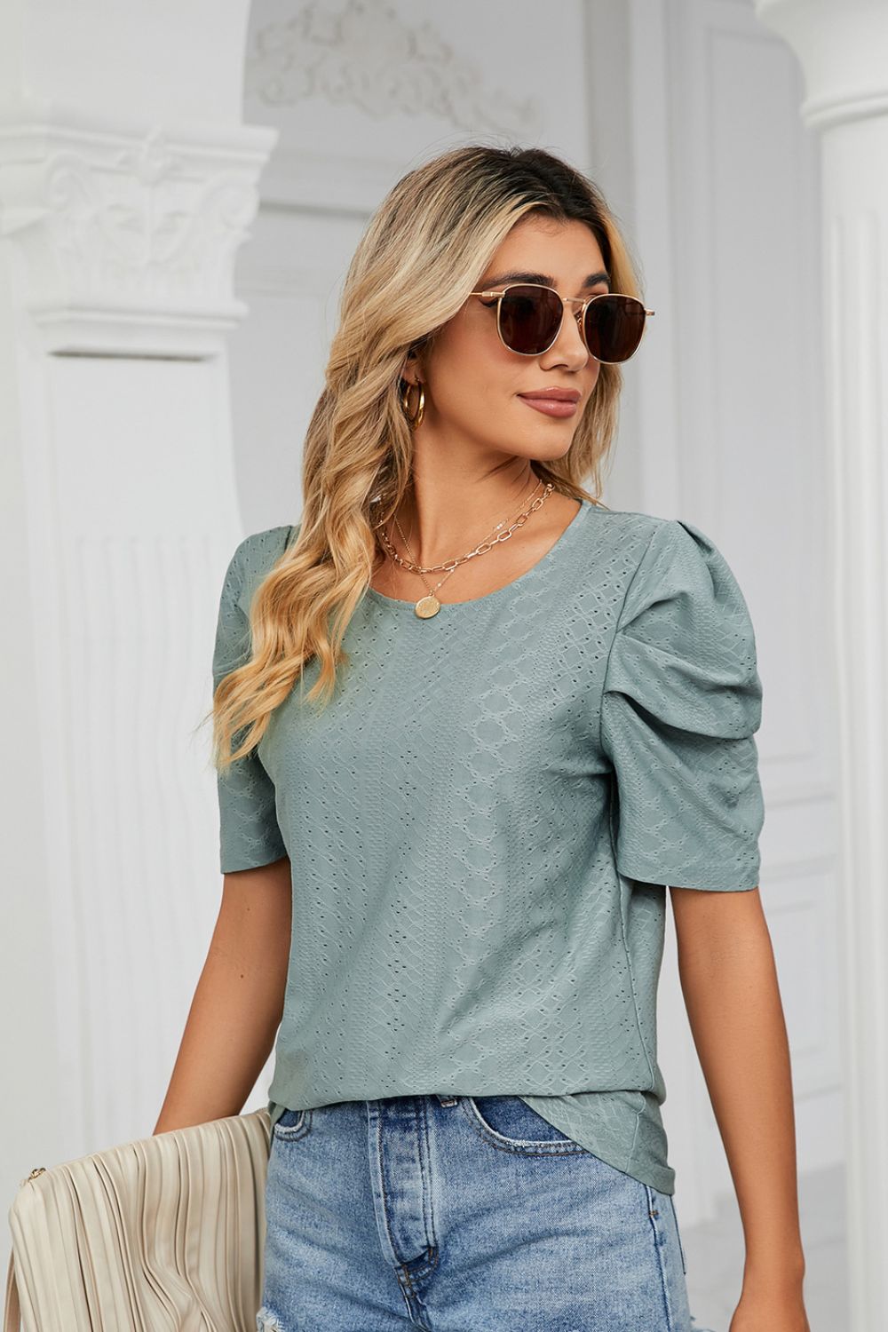 Blouse à col rond et manches bouffantes à œillets