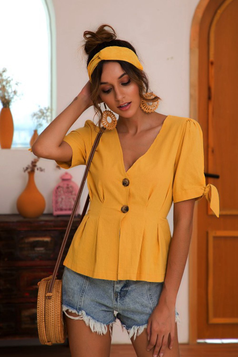 Blusa de manga corta con cuello en V y botones