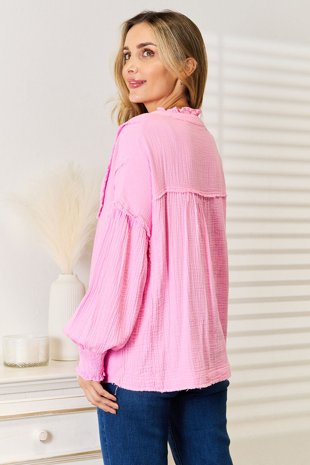 Blusa con cuello de muesca, abotonada y con costuras expuestas de Double Take