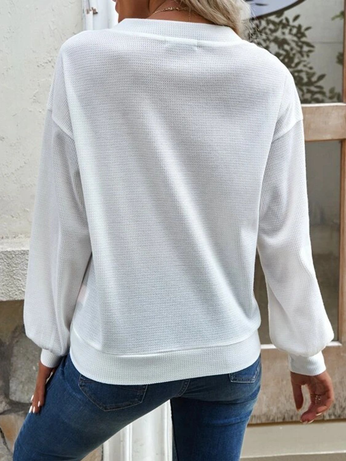 Blusa con hombros caídos y cuello en V