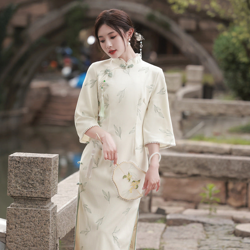 Vestido Cheongsam con manga acampanada y bordado de encaje albaricoque