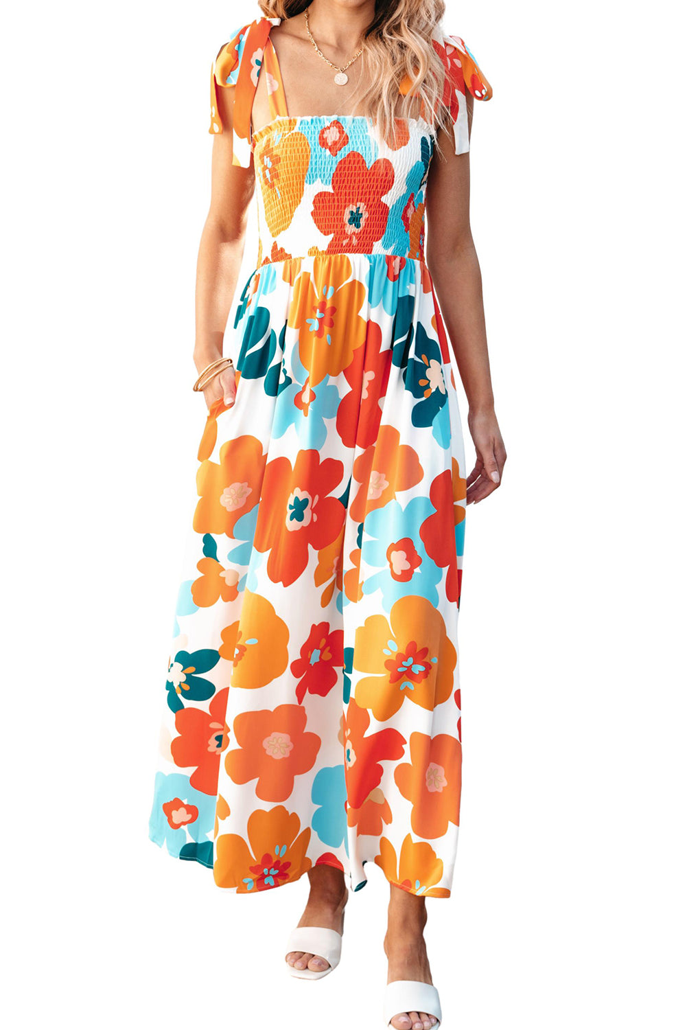 Robe longue orange à fleurs et bretelles nouées au buste smocké