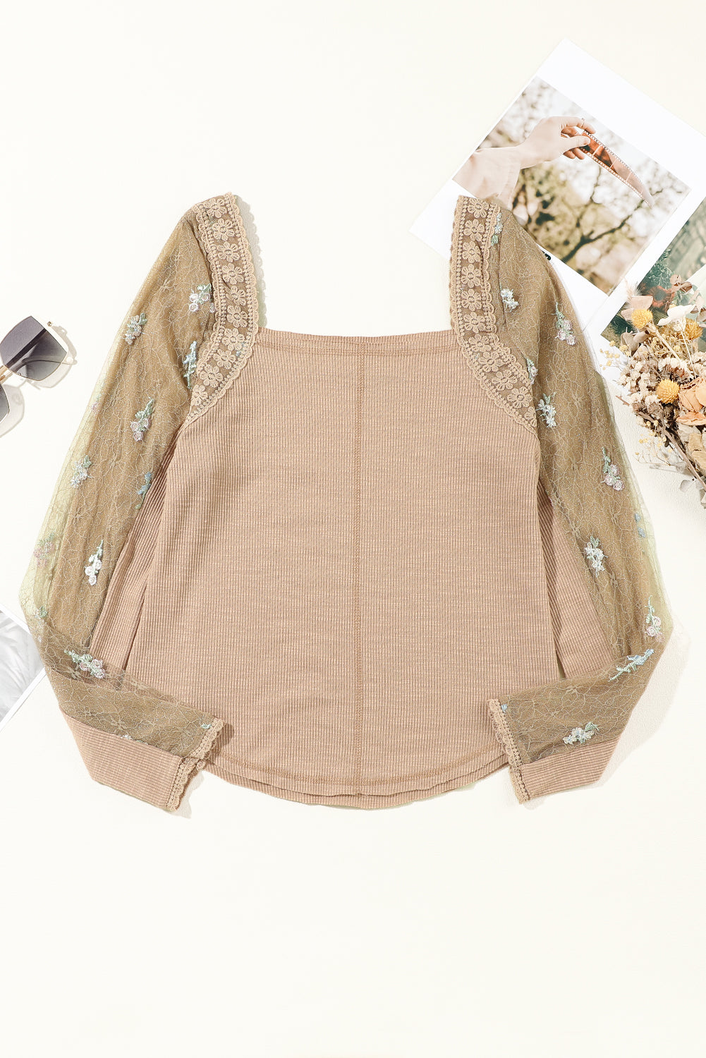 Top de punto acanalado con patchwork y mangas de gasa floral en beige francés claro