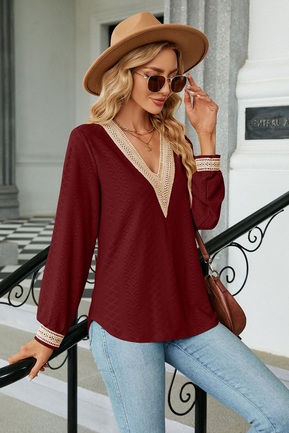 Blusa de manga larga con cuello en V