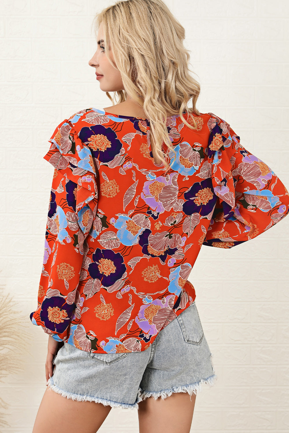 Blusa con mangas abullonadas y volantes con estampado floral