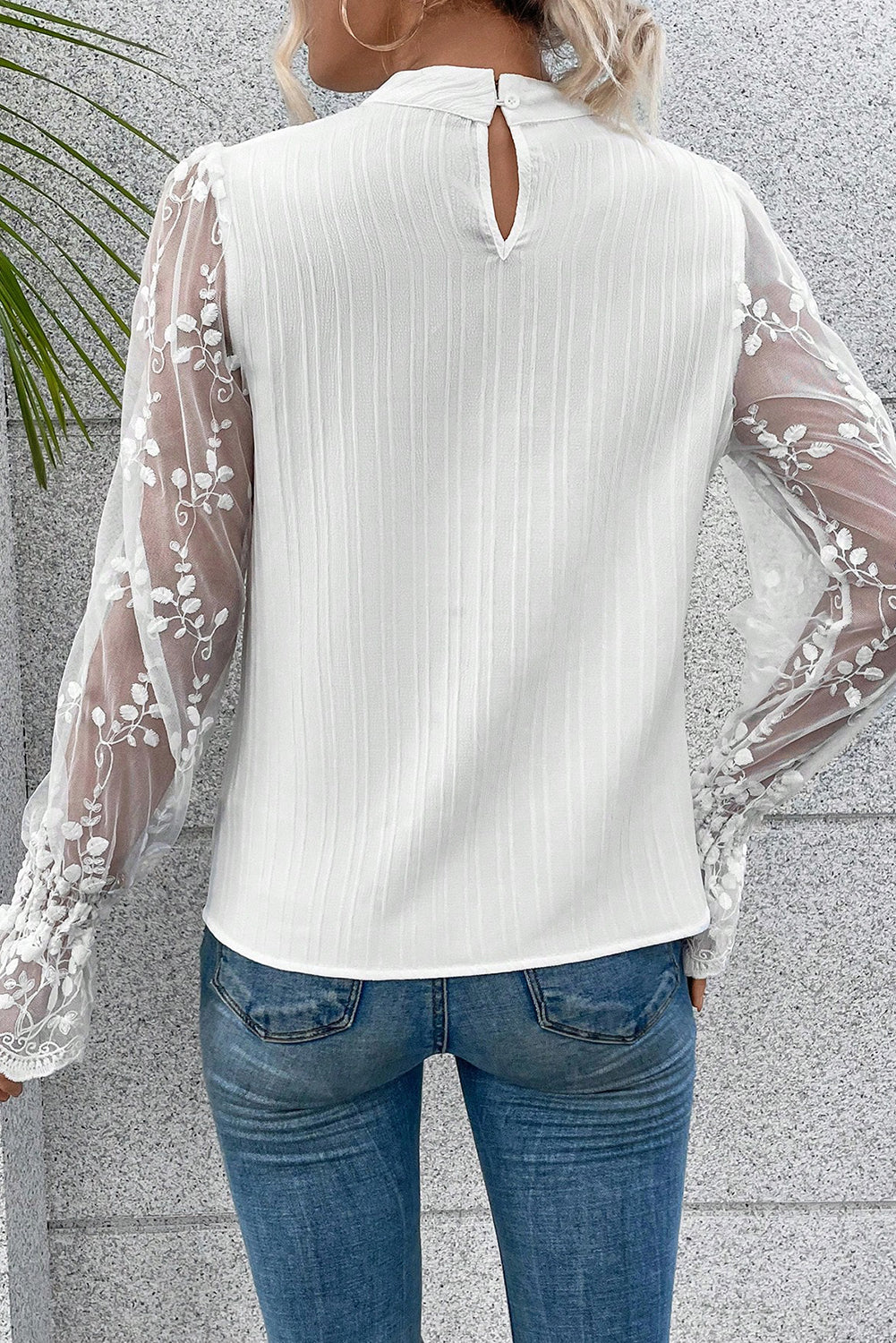 Blusa texturizada con cuello simulado y manga de encaje en contraste blanca