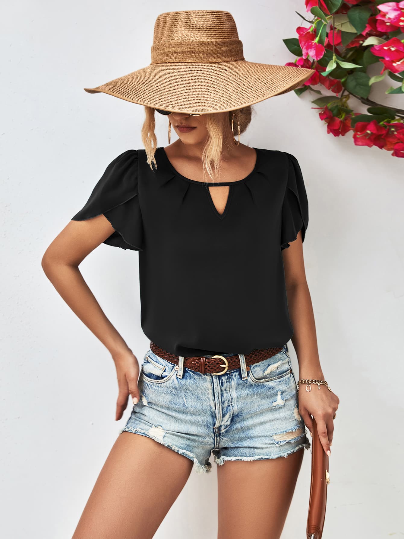 Blusa con manga de pétalo y cuello redondo con abertura