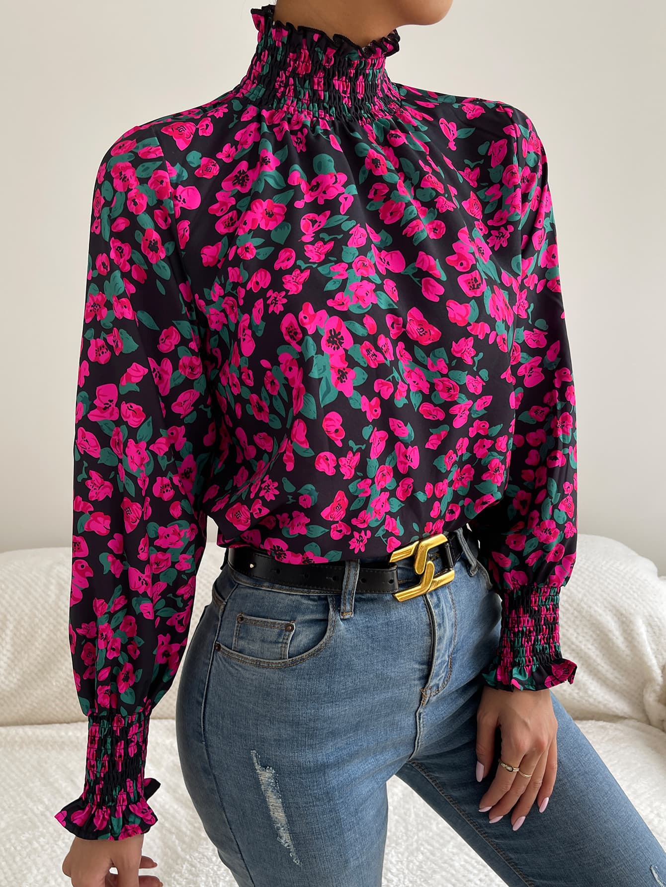 Blusa floral con cuello fruncido y volantes