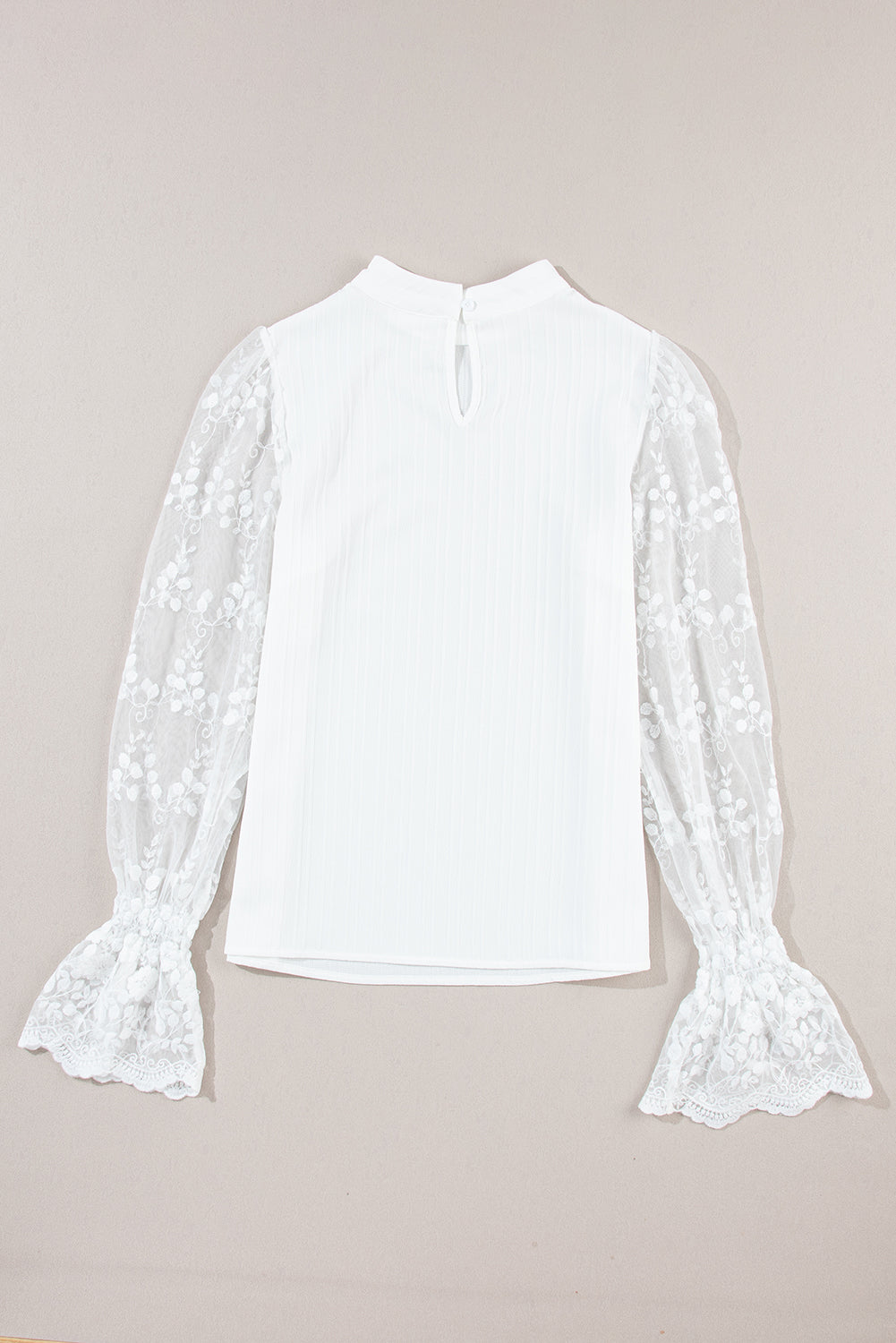 Blusa texturizada con cuello simulado y manga de encaje en contraste blanca