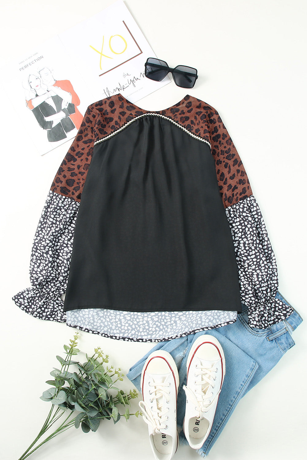 Blusa con estampado animal, bloques de color, cuello en V, mangas con volantes