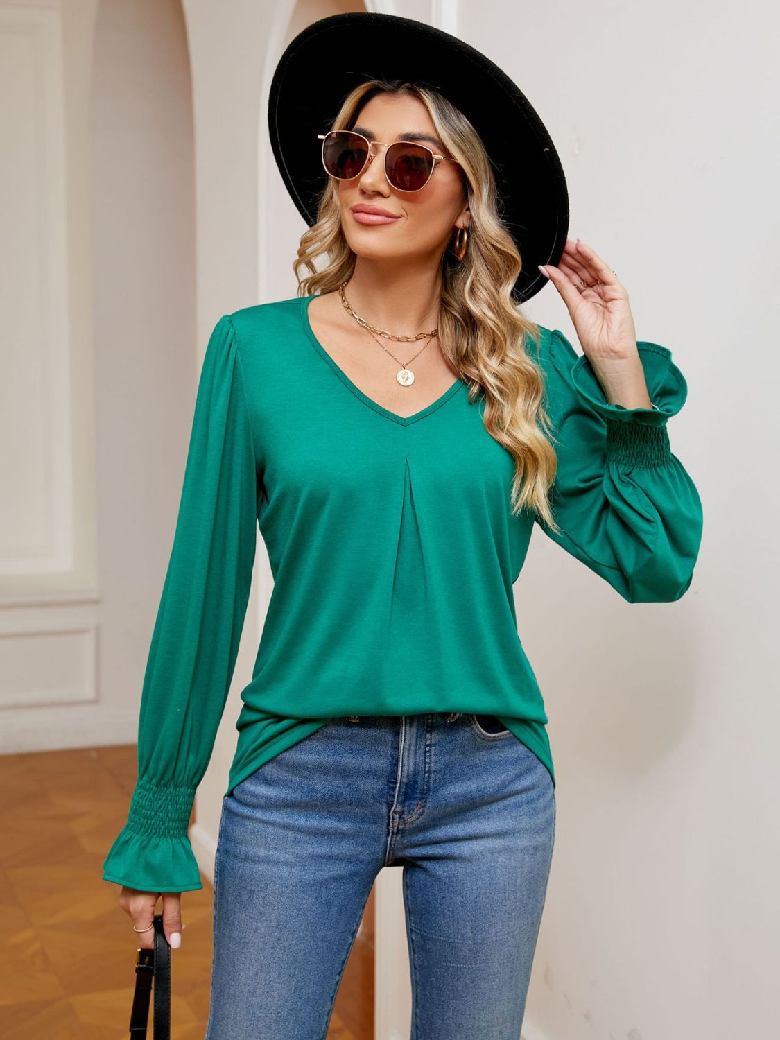 Blusa con cuello en V y mangas con volantes