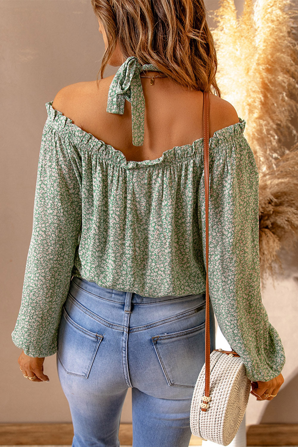 Blusa con ribete de volante y cuello halter con estampado floral de florecitas