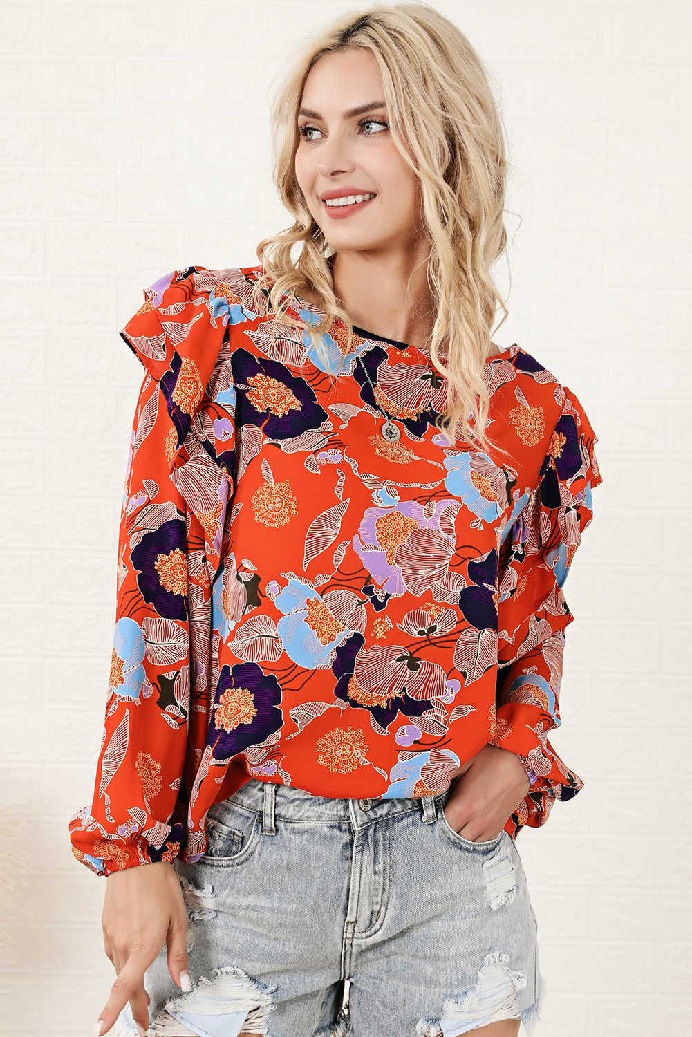 Blusa con mangas abullonadas y volantes con estampado floral