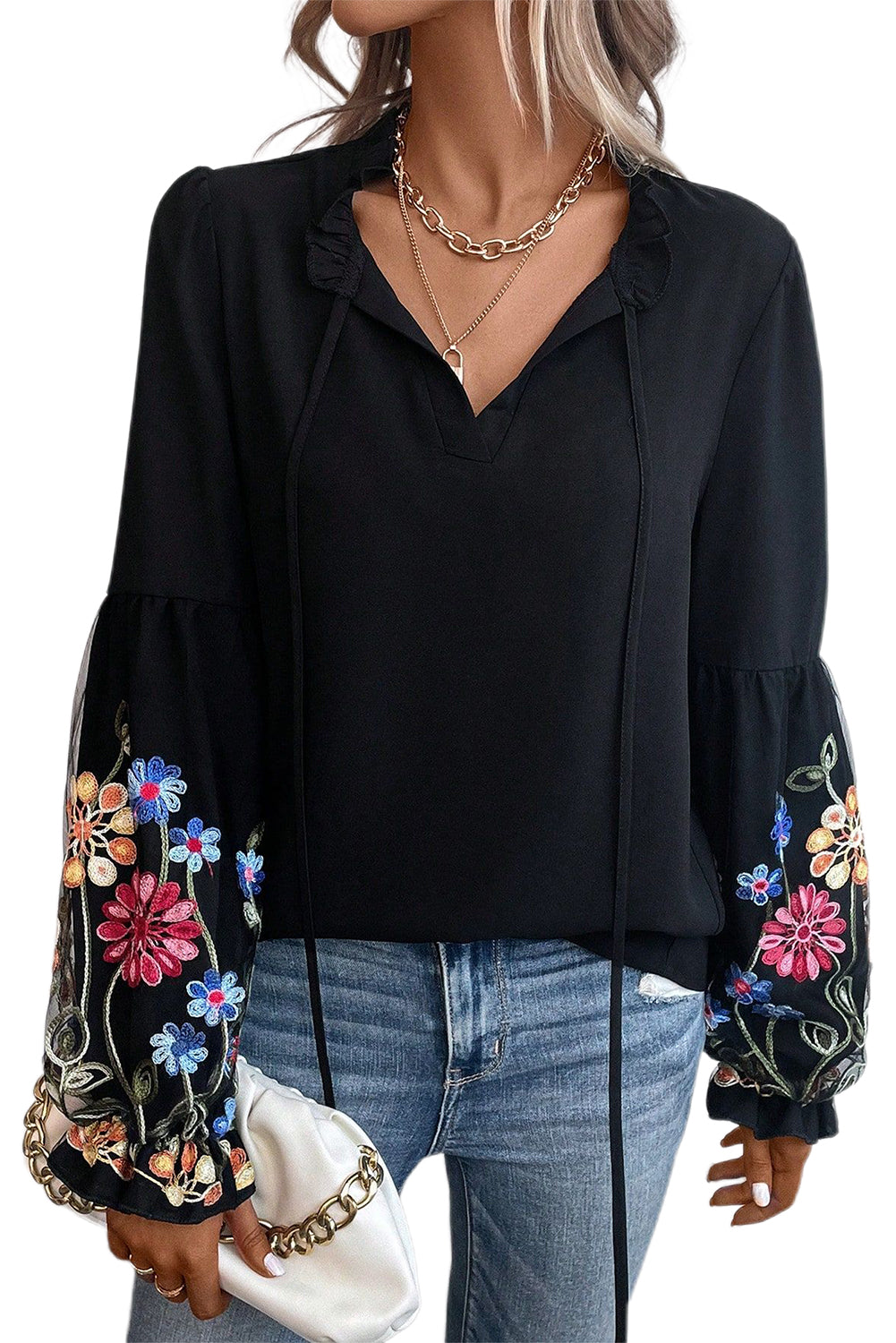 Blusa con cuello dividido y manga con volante y parche floral negra