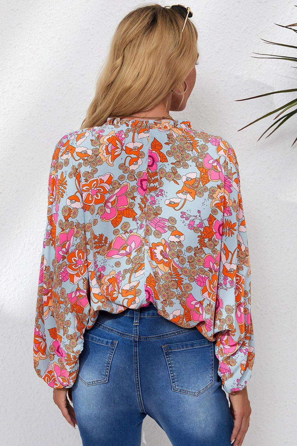 Blusa holgada con cuello en V y pliegues con estampado floral azul cielo