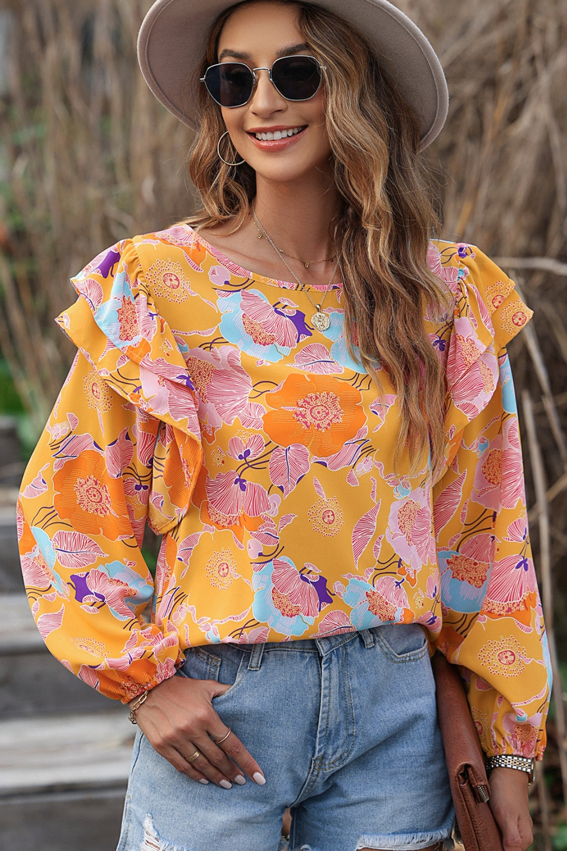 Blusa con mangas abullonadas y volantes con estampado floral