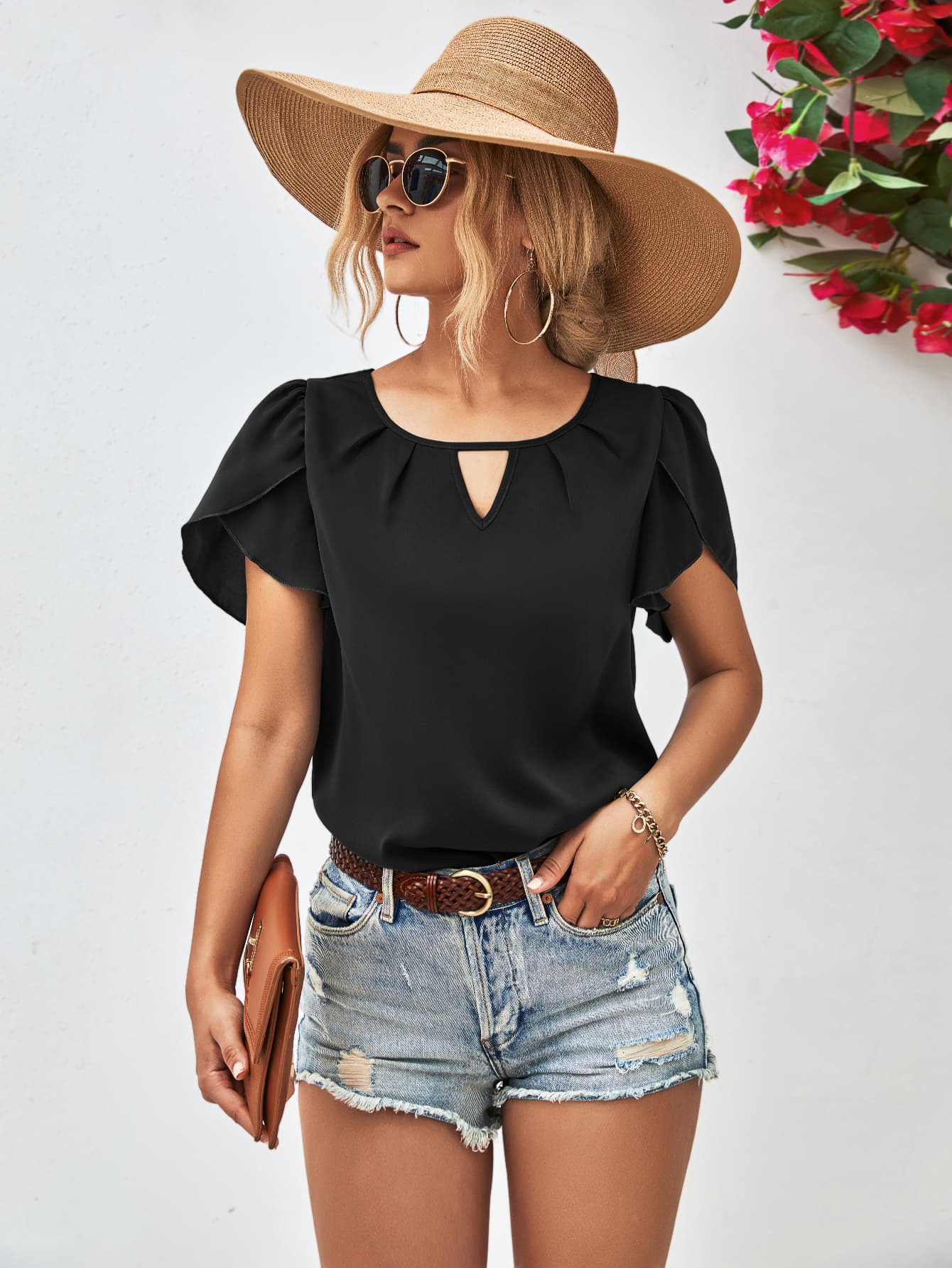 Blusa con manga de pétalo y cuello redondo con abertura