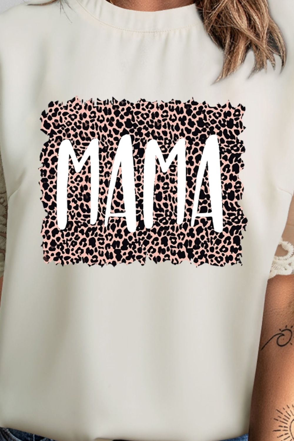 Blusa con estampado MAMA de manga corta y cuello redondo bordado