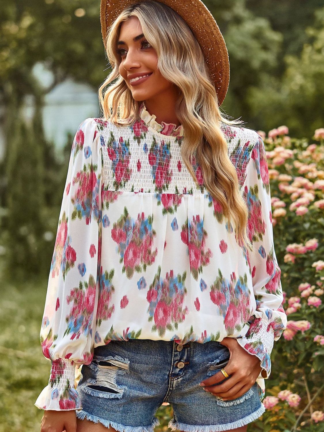 Blusa floral con mangas farol fruncidas