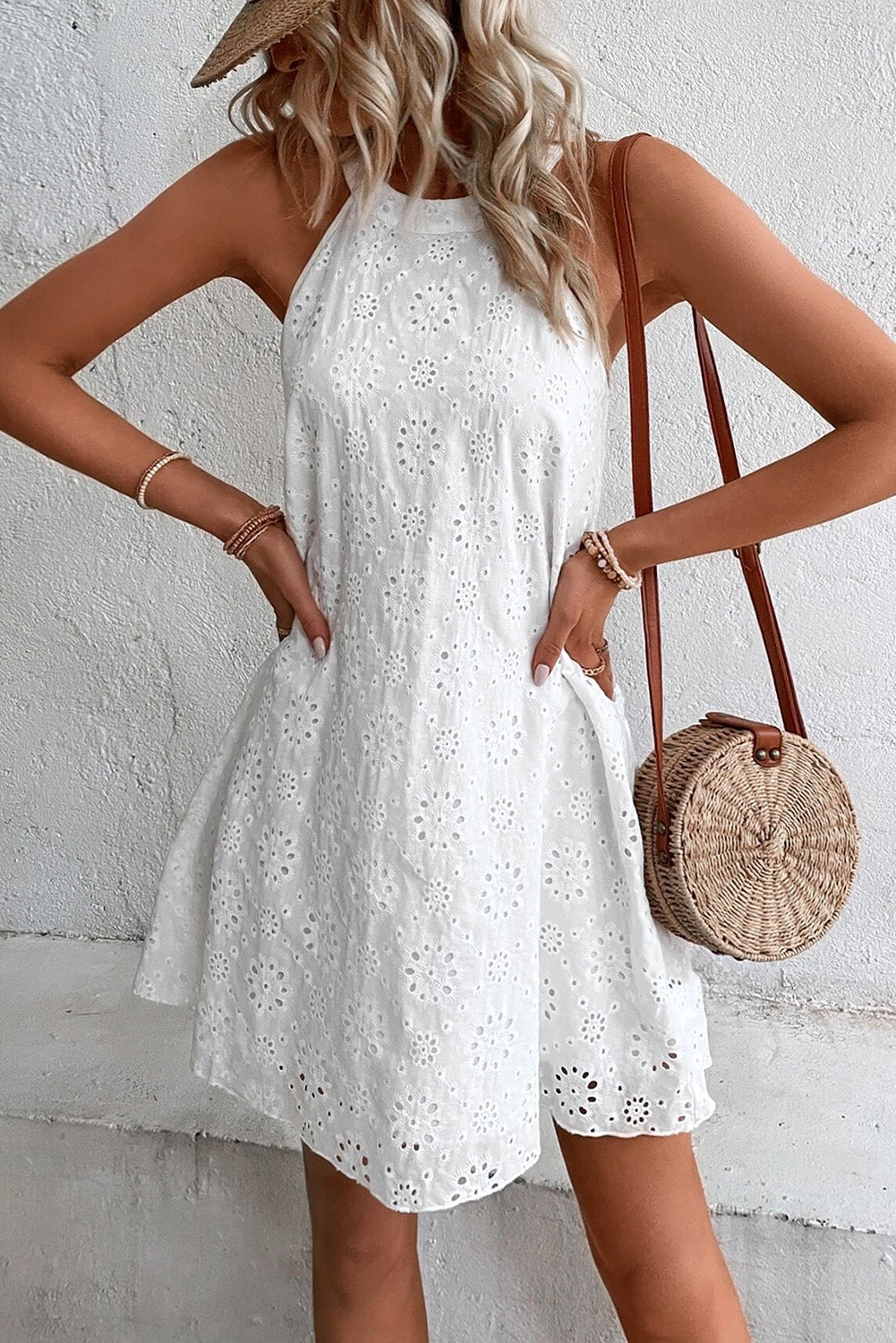 Vestido sin mangas con cuello halter y estampado de ojales boho blanco