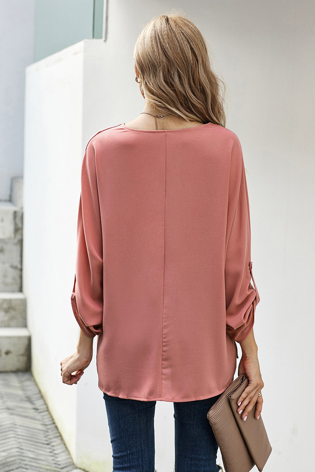 Blusa con cuello en V y manga enrollada