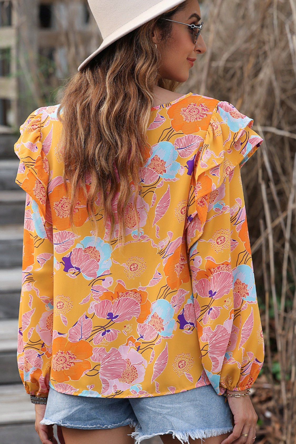 Blusa con mangas abullonadas y volantes con estampado floral