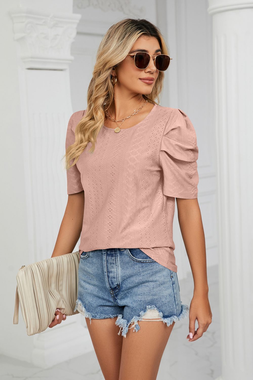 Blouse à col rond et manches bouffantes à œillets