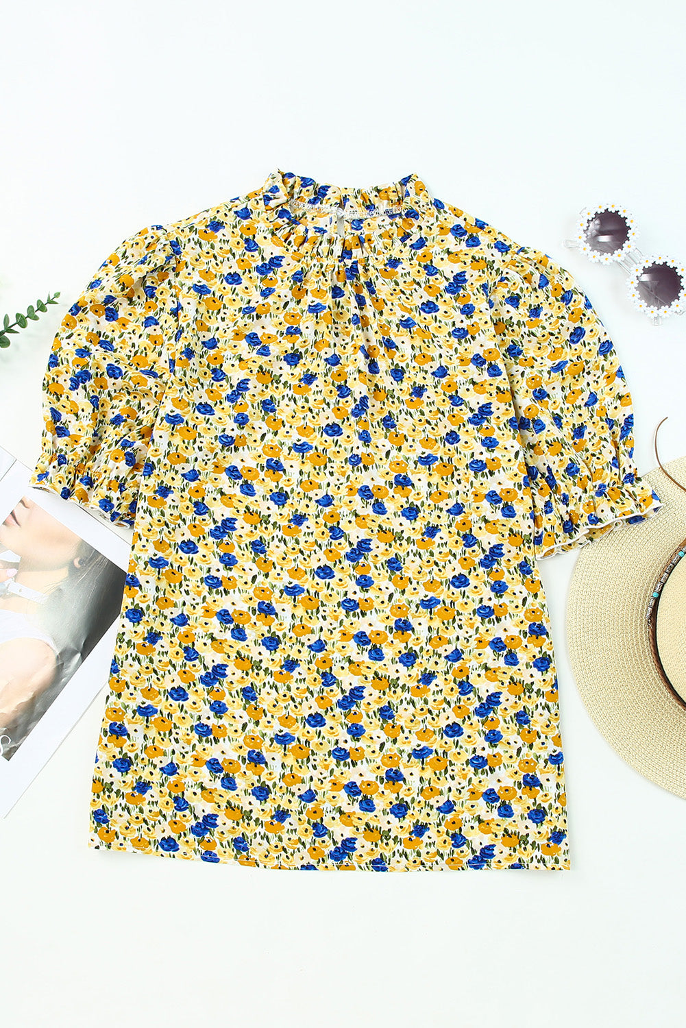 Blusa con abertura floral y mangas abullonadas