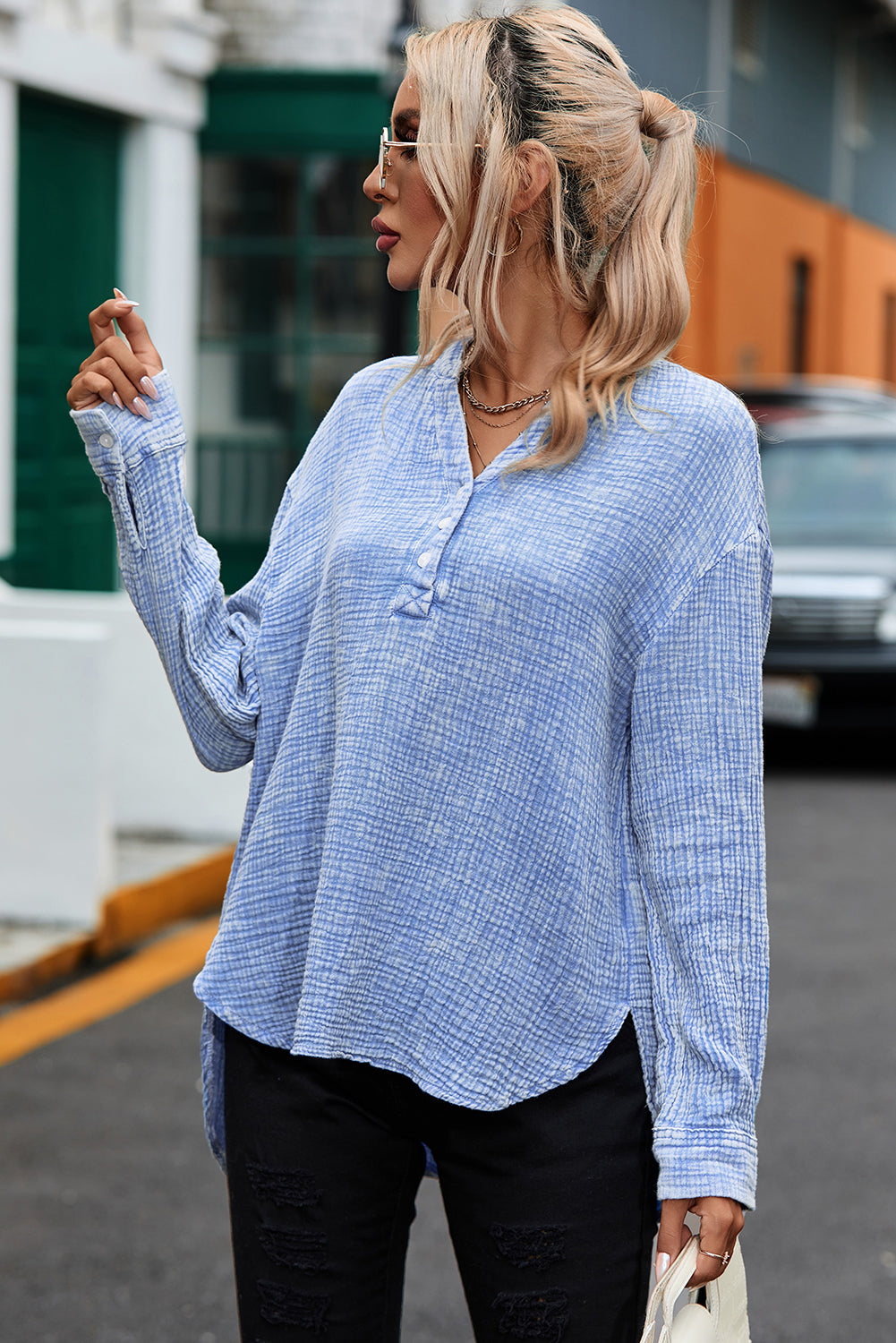 Top holgado con cuello henley y textura arrugada en azul cielo