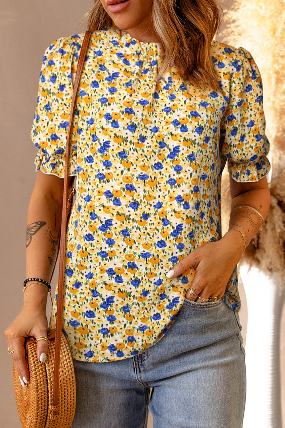 Blusa con abertura floral y mangas abullonadas