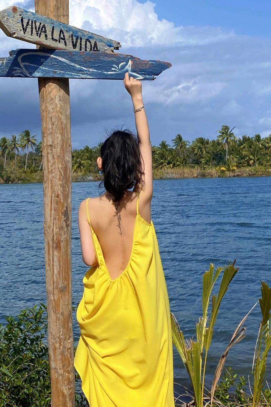 Robe à bretelles jaune super féerique pour séance photo de plage