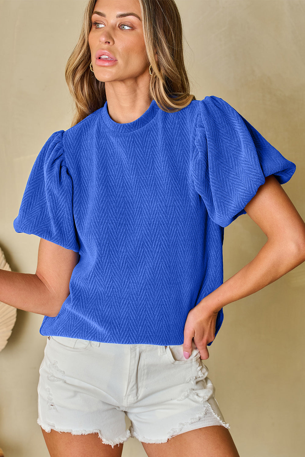 Blusa con cuello simulado y manga abullonada con textura lisa azul cielo