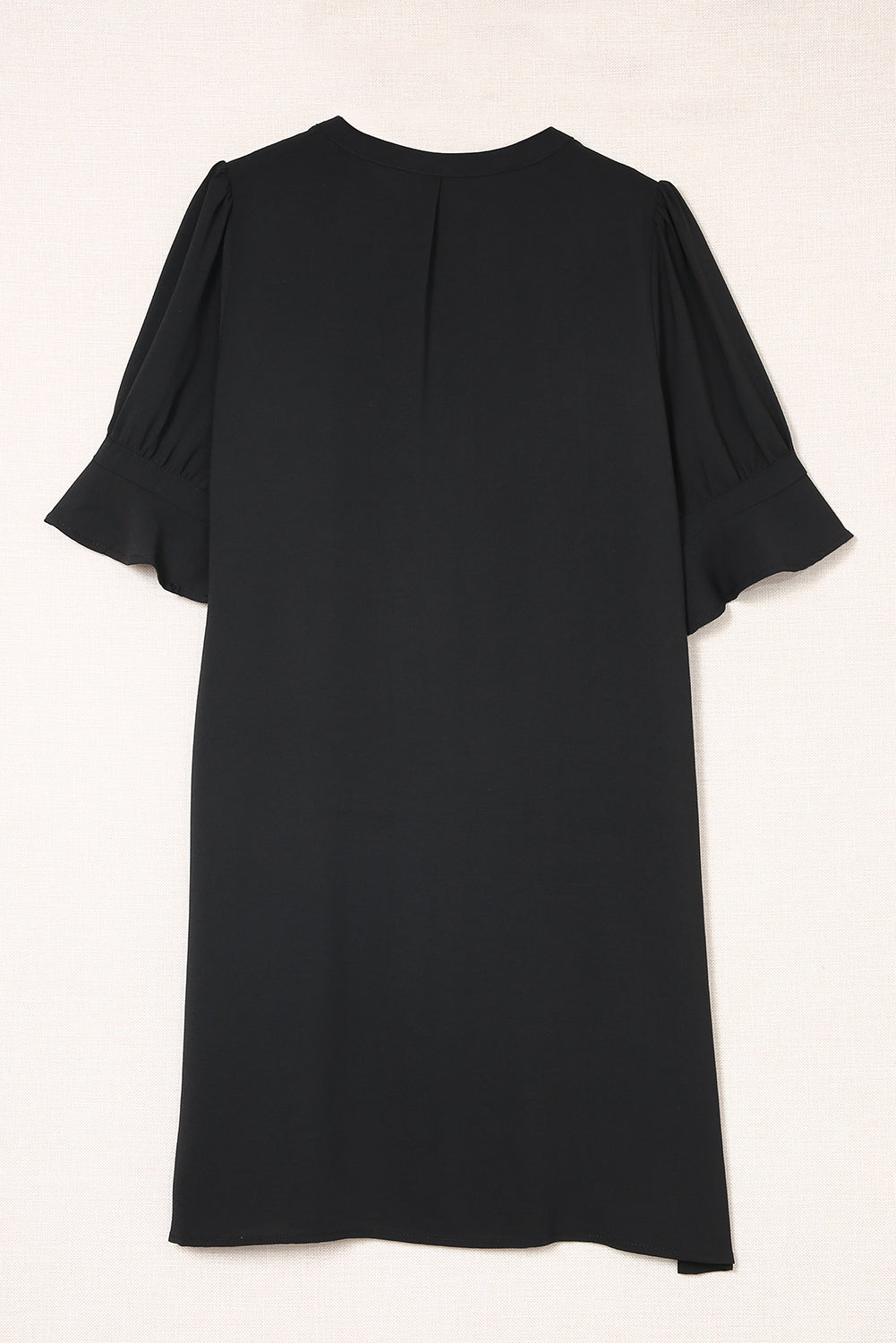 Robe droite noire à manches volantées