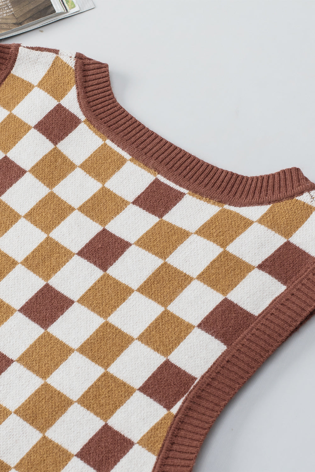 Gilet pull en tricot marron à carreaux et bordures côtelées