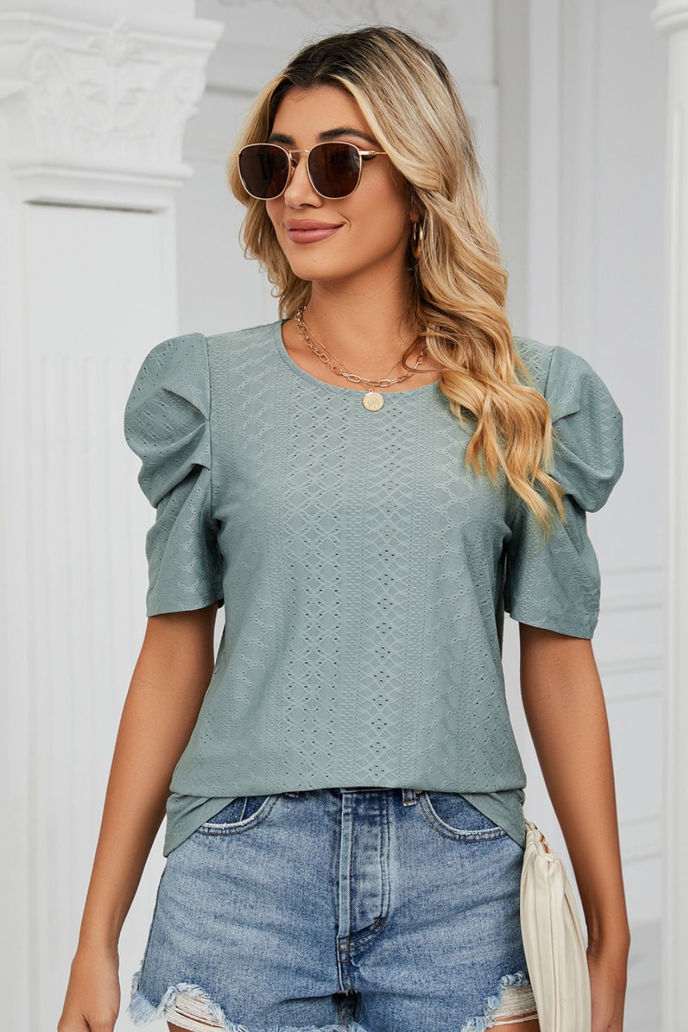 Blouse à col rond et manches bouffantes à œillets