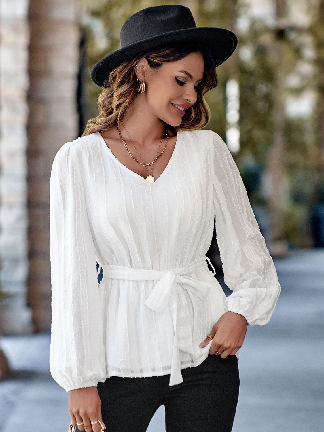 Blusa de manga larga con cuello en V y cintura anudada