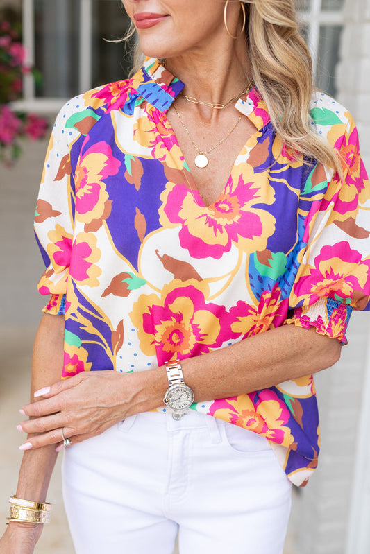 Blusa floral con volantes y manga de burbuja con cuello dividido y estampado floral rosa rojo