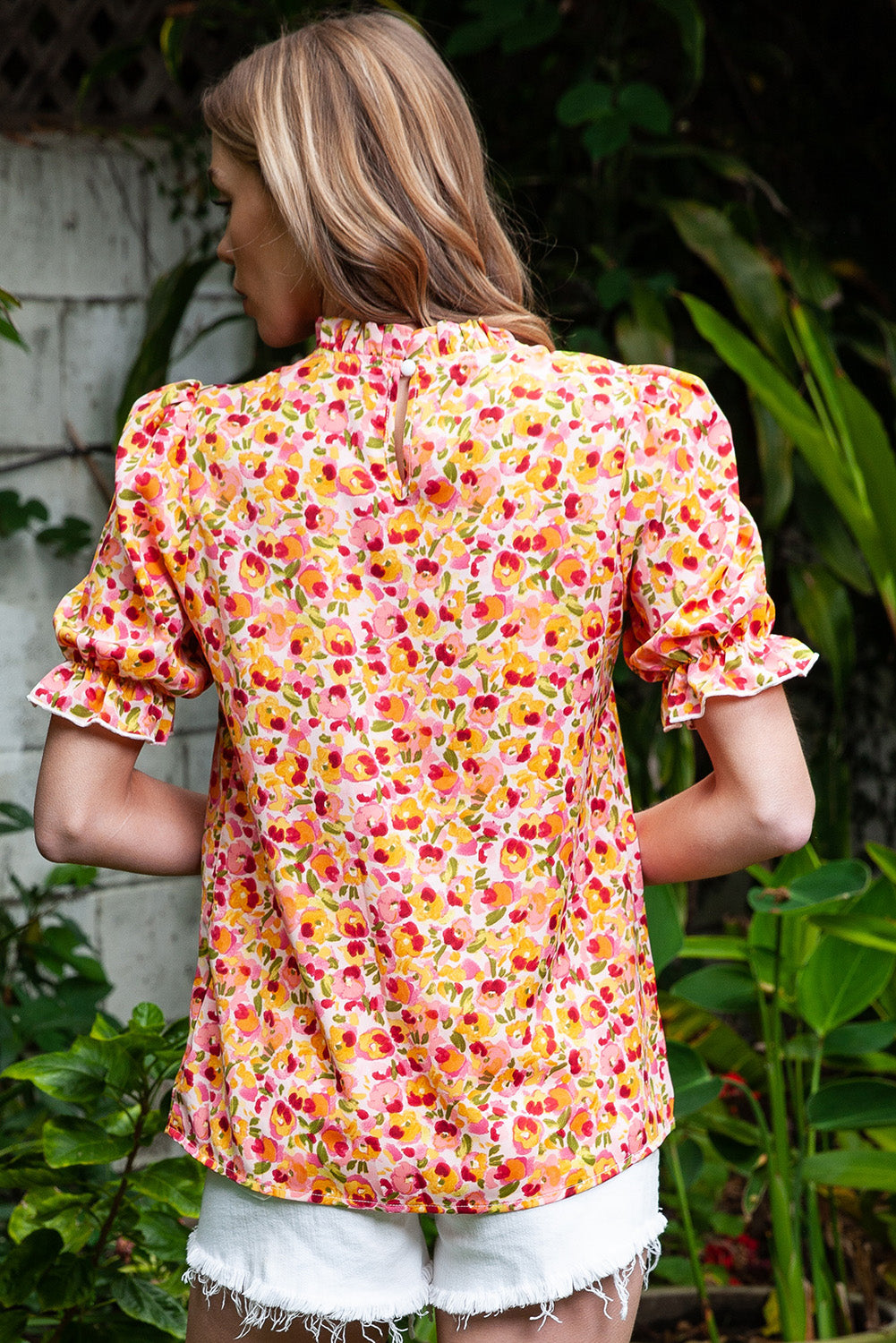 Blusa con abertura floral y mangas abullonadas