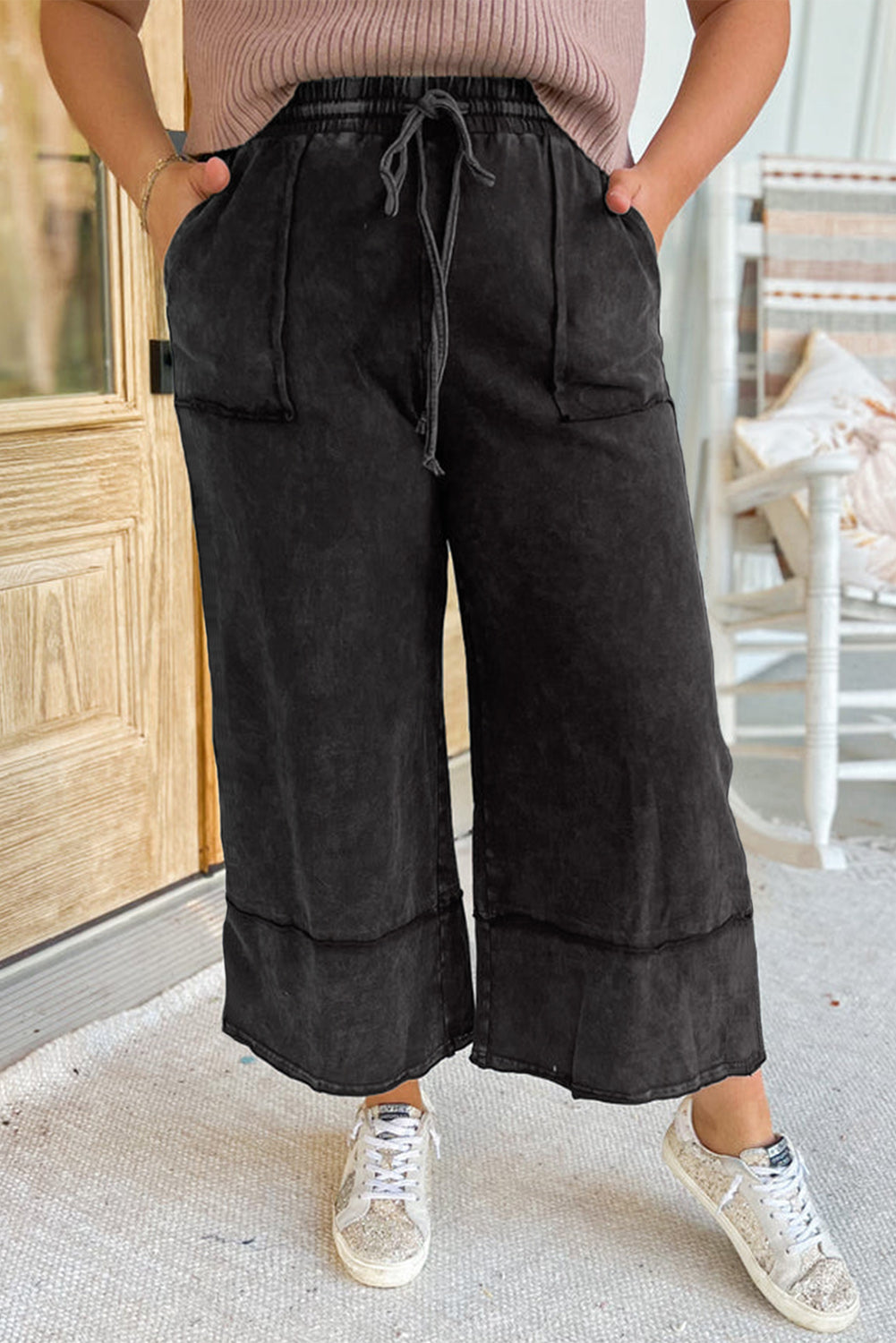 Pantalones cortos de pernera ancha con costuras expuestas y lavado mineral negro plus