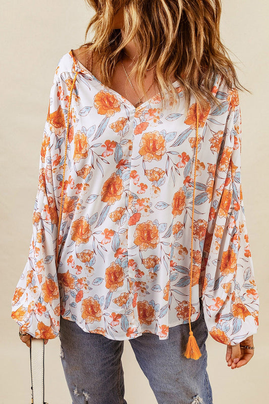 Blusa floral con mangas globo y cuello anudado