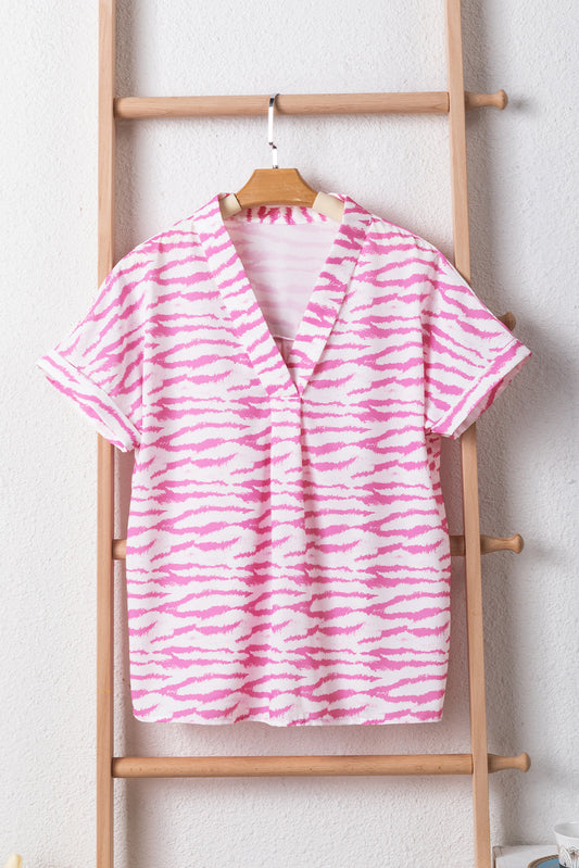 Blusa de manga corta con cuello en V y estampado de cebra rosa