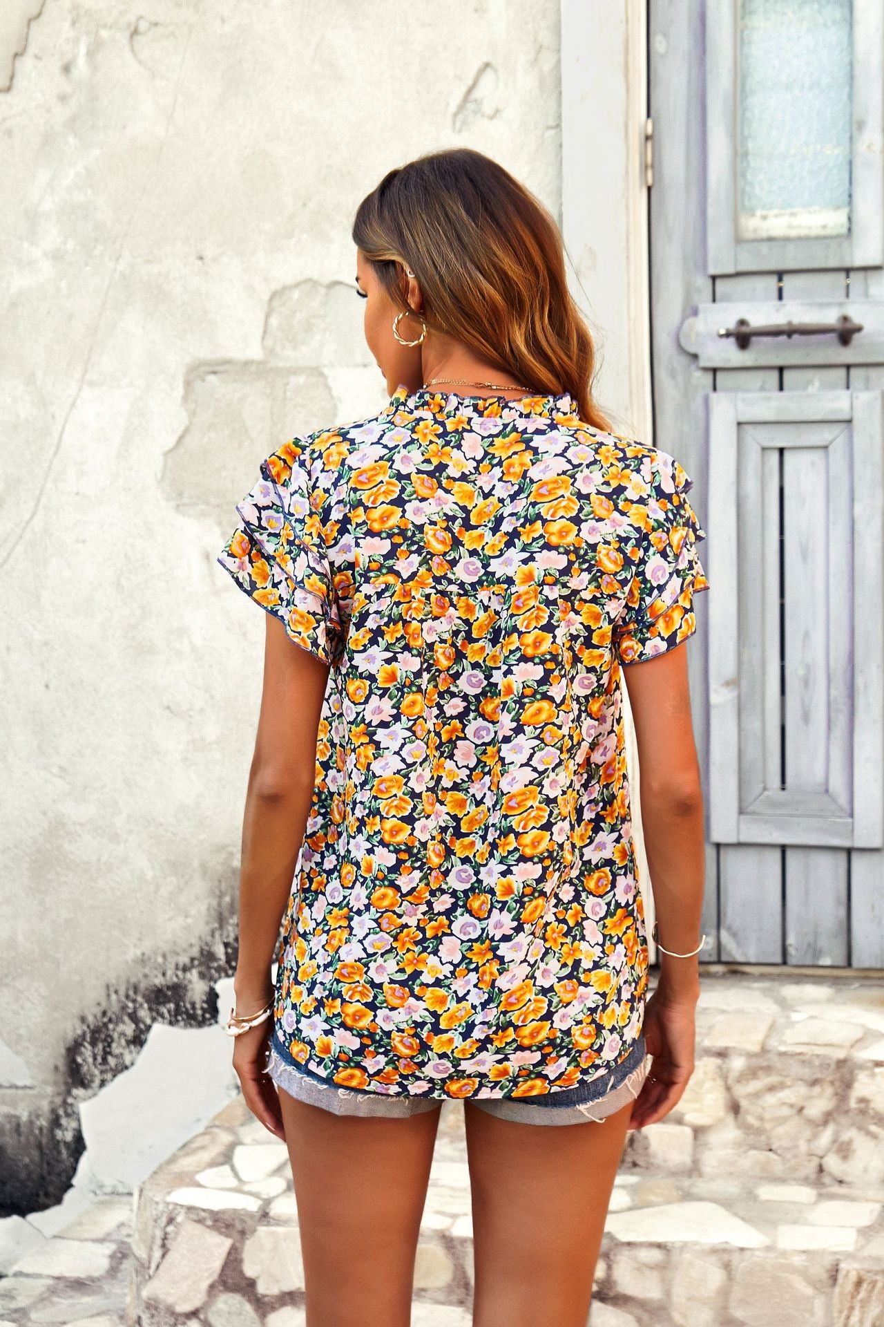 Blusa floral con cuello con muescas y mangas acampanadas